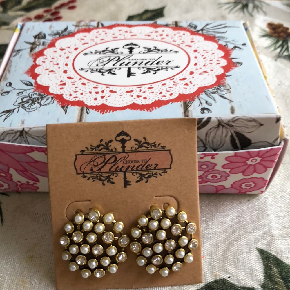 Mini white pearl studs
